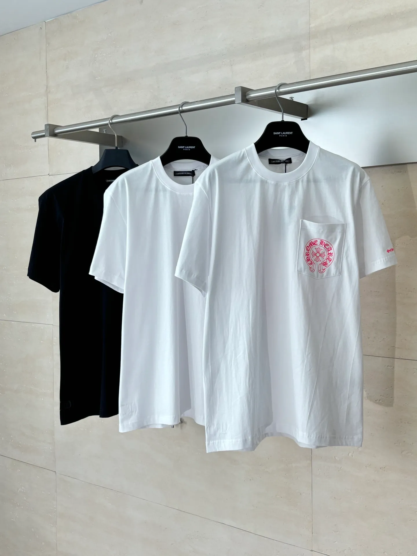 P226 Chrome Heart*/Chrome Heart Horseshoe print pocket printed short-sleeved T-shirt Made of the same heavy-weight pure cotton material as the original, high-count yarn is light, thin and breathable. Imported ink three-dimensional printing, skin-friendly and breathable. And through anti-shrinkage treatment, it will not be easily deformed after long-term wear. The imported ink has passed Oeko-Tex Standard 100 environmental protection certification. The color fastness reaches level 4-5, and there is no obvious fading after 50 times of washing. Strictly proofread the color management system of digital printing. Custom woven and dyed, no color difference from the original version Size: S/M/L